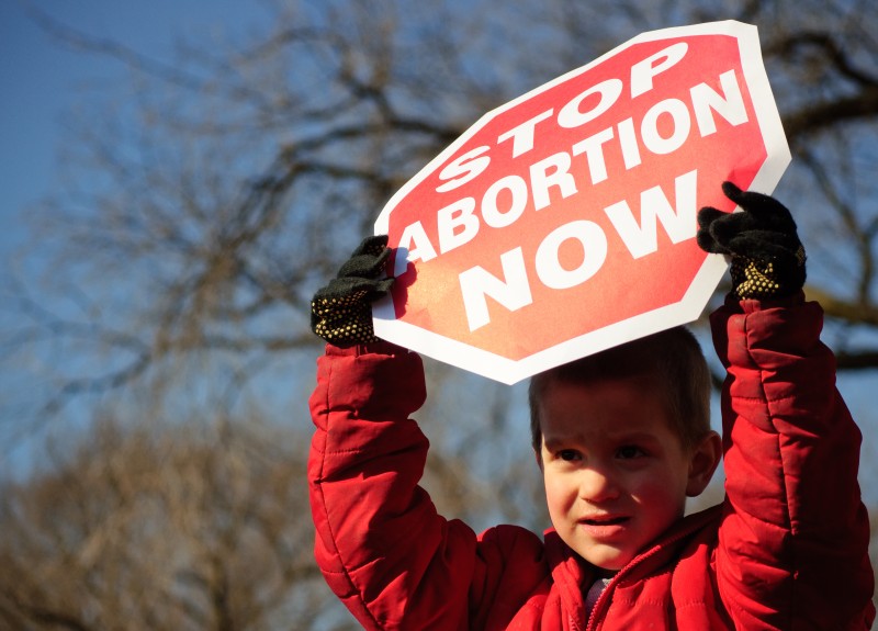 ragazzino con cartello stop aborto now