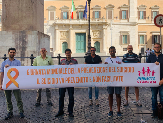 Giornata Mondiale Prevenzione Suicidio. Flash mob a Montecitorio, Pro Vita & Famiglia: «Una sfida globale: non si può aiutare ad uccidersi» 1