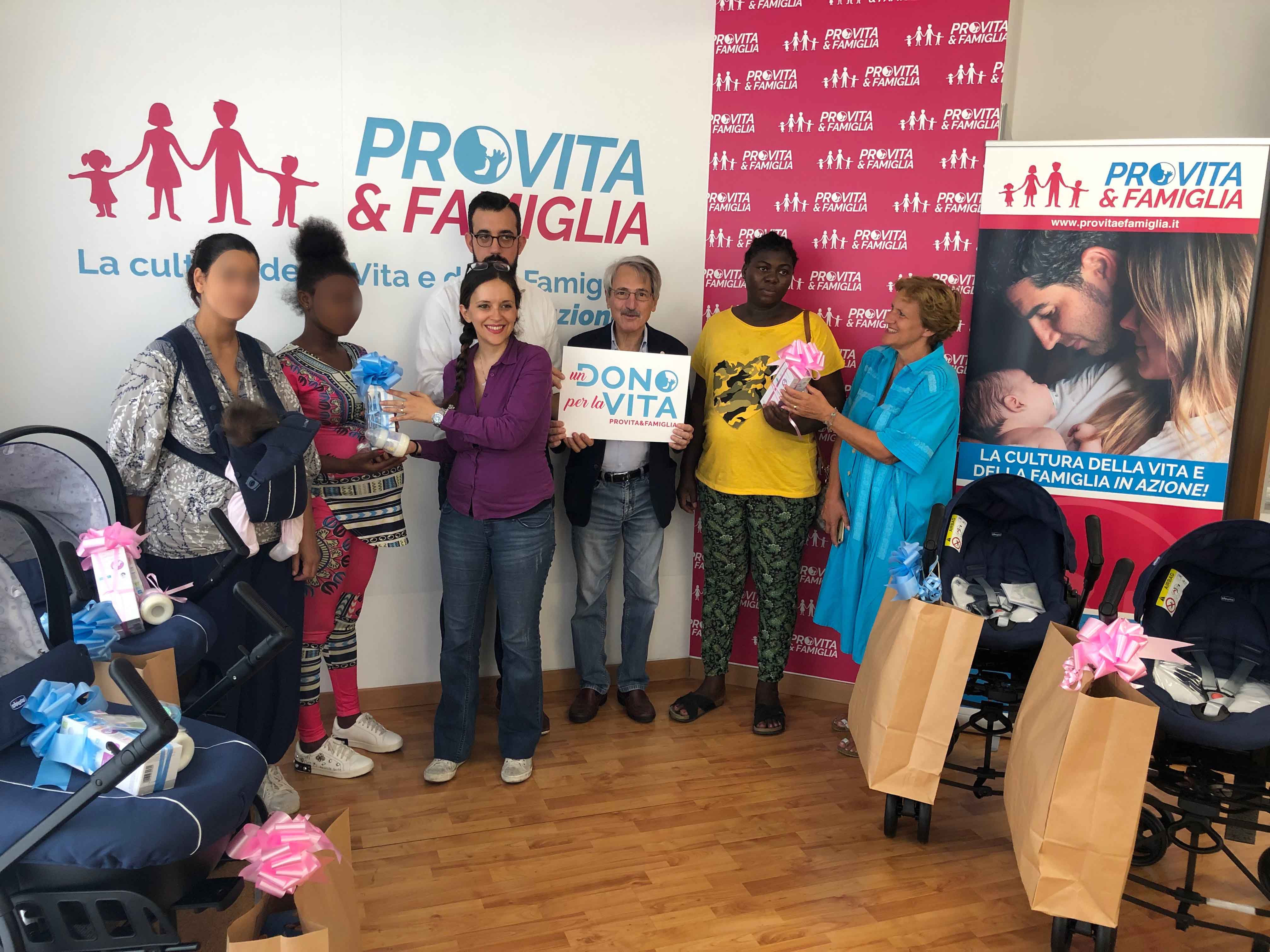 Progetto "Un Dono per la Vita": Pro Vita & Famiglia consegna i primi passeggini a quattro mamme coraggio 1
