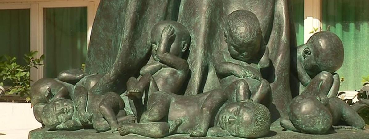 Nella Francia dove tutto è concesso ci si scandalizza per una statua pro life 1