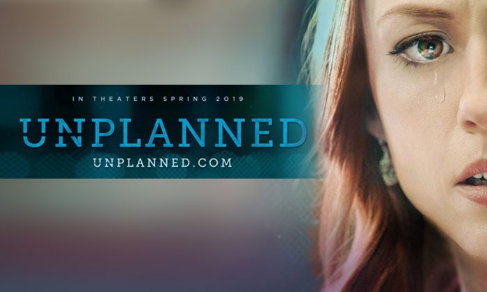 Volto di donna che piange: è l'attrice che impersona Abby Johnson nel film Unplanned