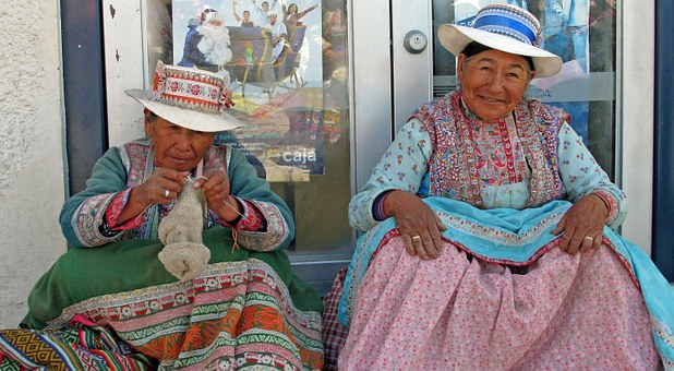 Donne peruviane nei tipici costumi. Negli anni Novanta sono le donne peruviane sono state vettime di sterilizzazioni forzate da parte del governo