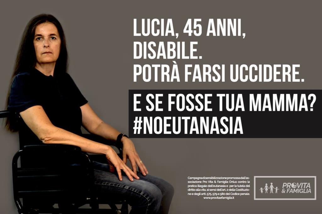 Una giovane donna su una sedia a rotelle_disabile_No-eutanasia