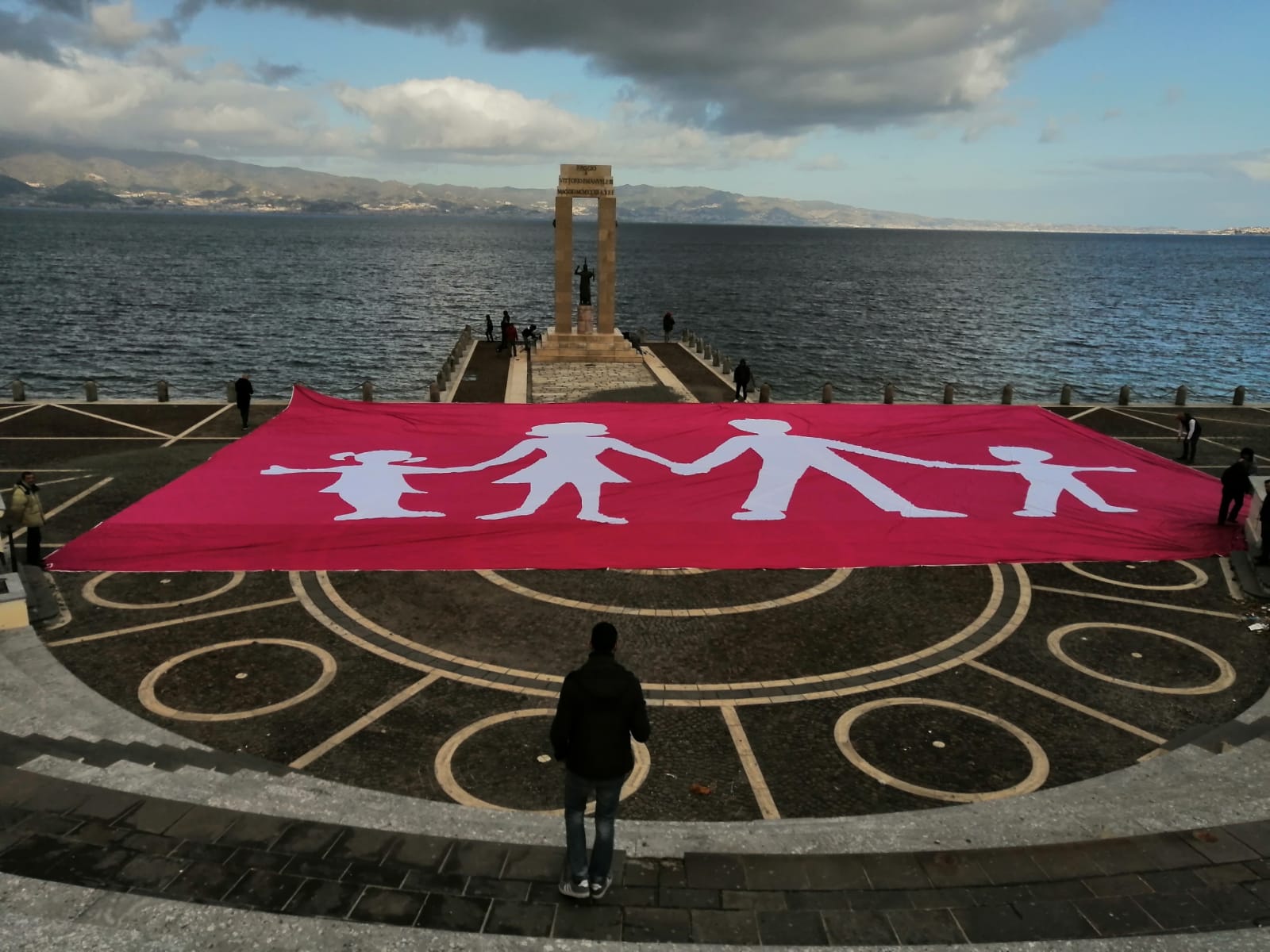 A Reggio Calabria il bandierone di 600mq per la famiglia 1