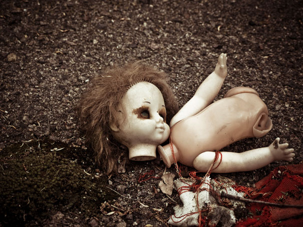 una bambola rotta, simbolo di bambini abusati e massacrati_pedofilia