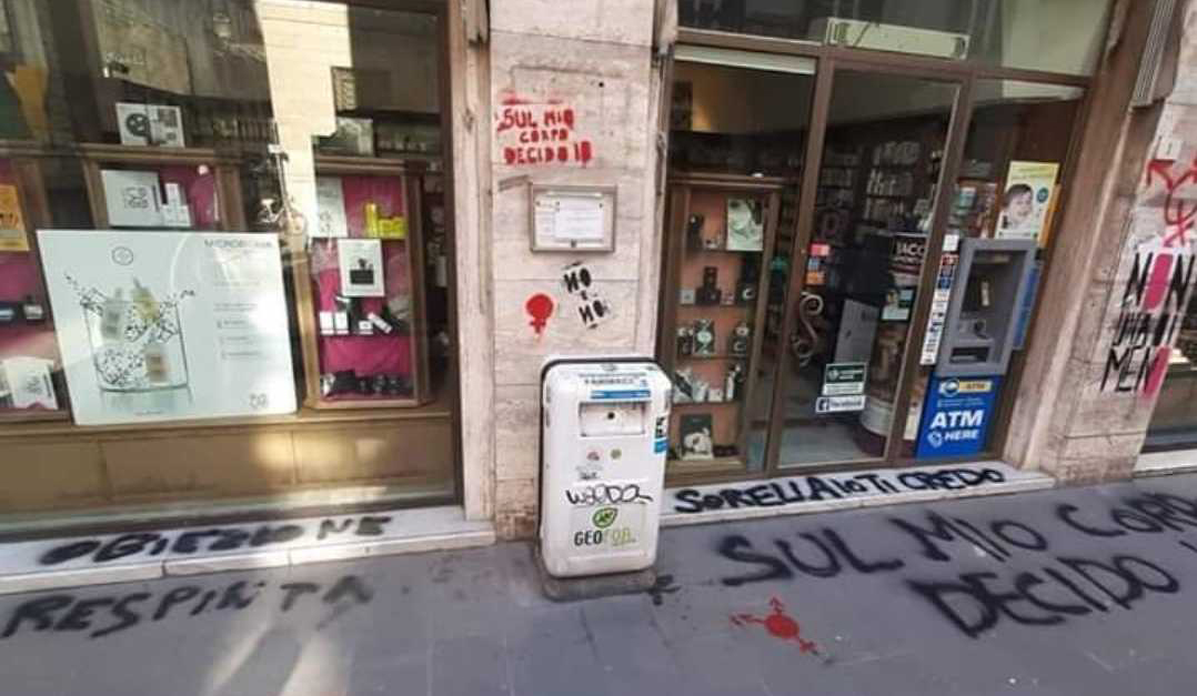 Pisa, le “democratiche” di Non Una di Meno imbrattano farmacia che non vende la pillola del giorno dopo 1
