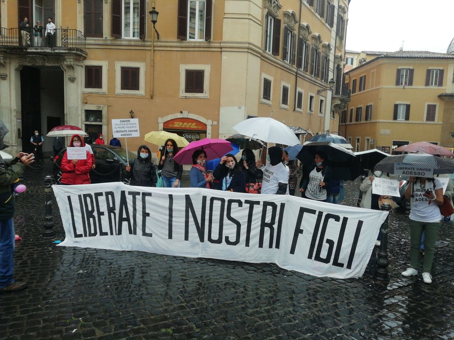 Bibbiano un anno dopo. La piazza grida: “Liberate i bambini!” 1