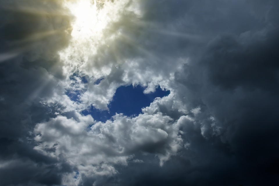 un cielo nuvoloso squarciato dal sole