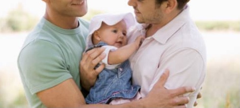 Bimbo adottato da coppia gay all’estero, Pro Vita e Famiglia: “Apre un varco all’utero in affitto” 1