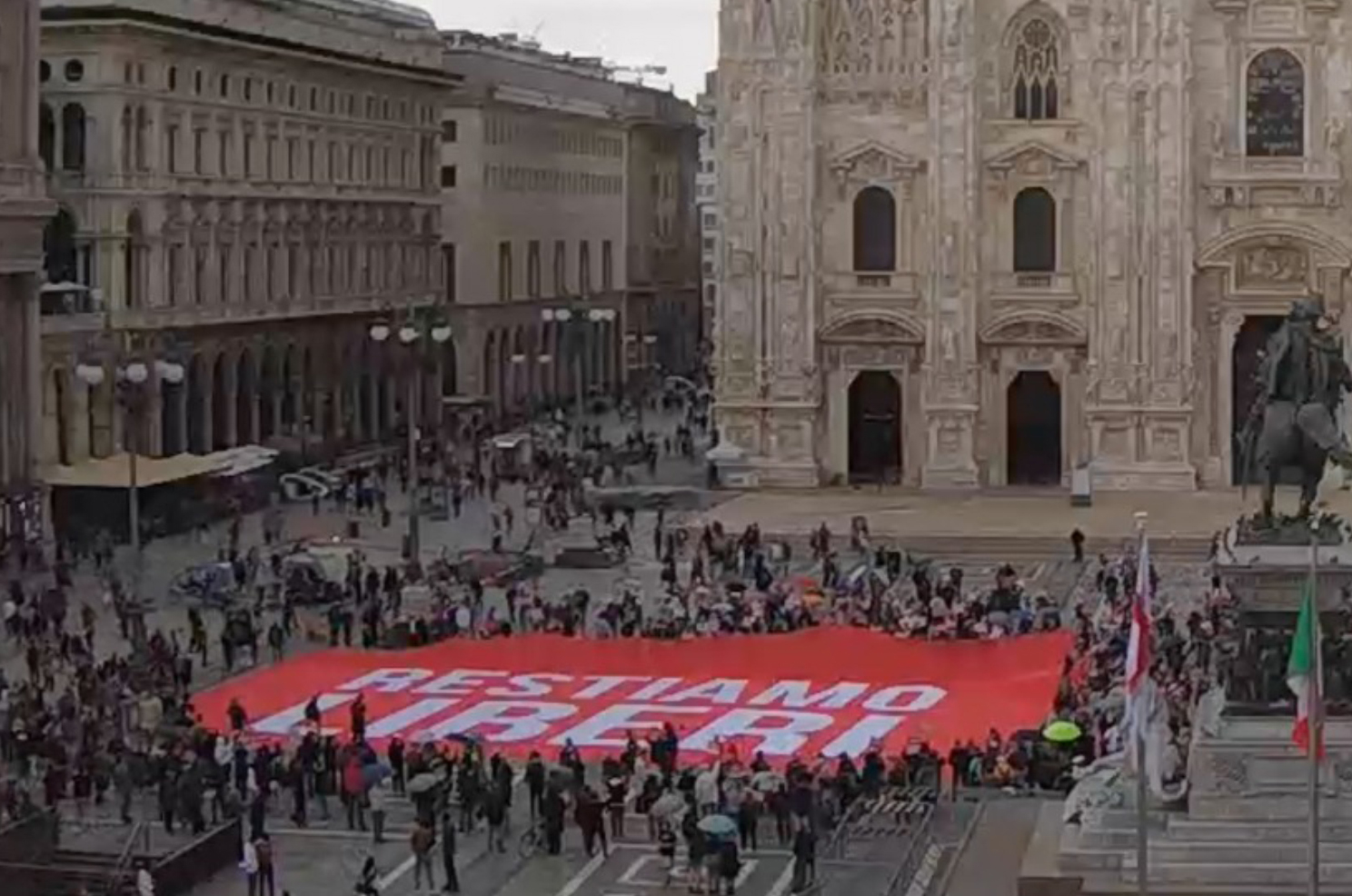 Omotransfobia. Pro Vita & Famiglia: «Al via il Tour del Bandierone, 600 mq di libertà contro il bavaglio del ddl Zan» 1