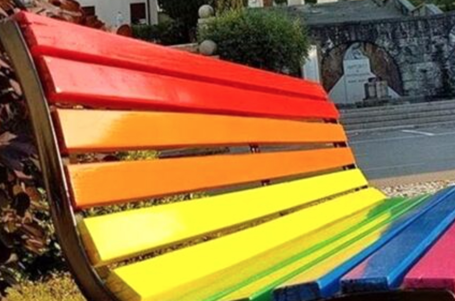 Panchine arcobaleno, l’inaccettabile strumentalizzazione di battaglie anti-discriminazione 1