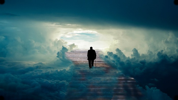 Un uomo va in Cielo, verso la luce, tra le nubi, verso il Paradiso