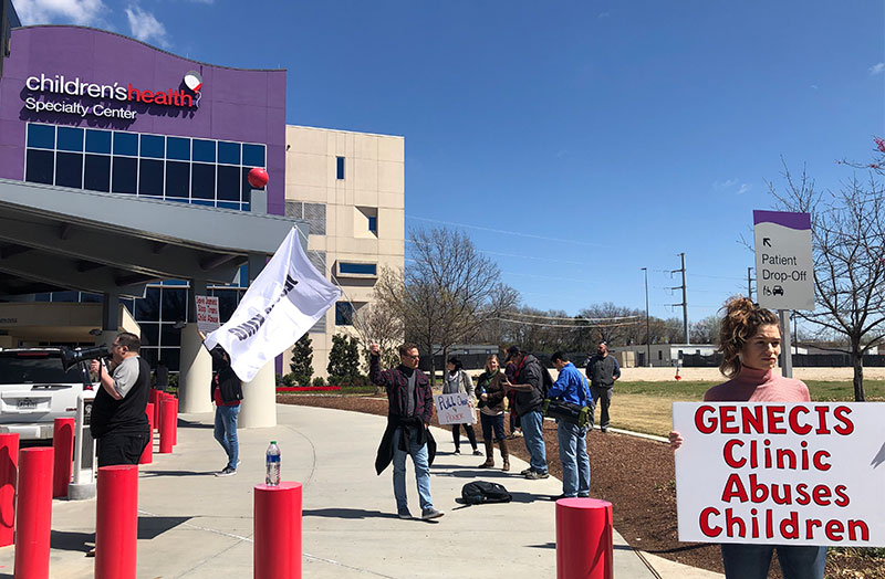 manifestanti davanti alla clinica per bambini trans di Dallas