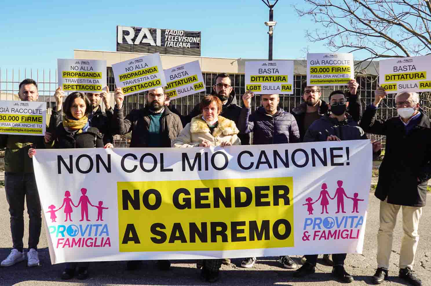 Sanremo. Sit-in di Pro Vita & Famiglia davanti alla Rai: «Oltre 30.000 firme contro la propaganda Lgbt a Sanremo» 1