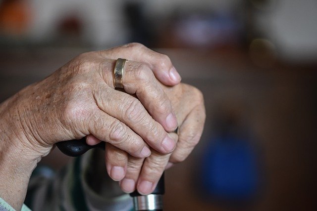 Aumentano gli abusi sugli anziani in Australia e questo potrebbe favorire l’eutanasia 1