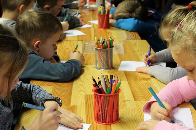 Scuola. Ennesimo caso di grembiuli che “cambiano colore” 1