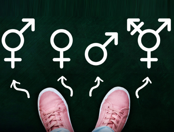 piedi di bambino davanti a simboli di diversi sessi e generi