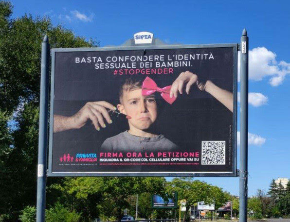 Un bambino con un fiocco rosa. La carriera alias serve a confondere ancor di più i bambini con disforia