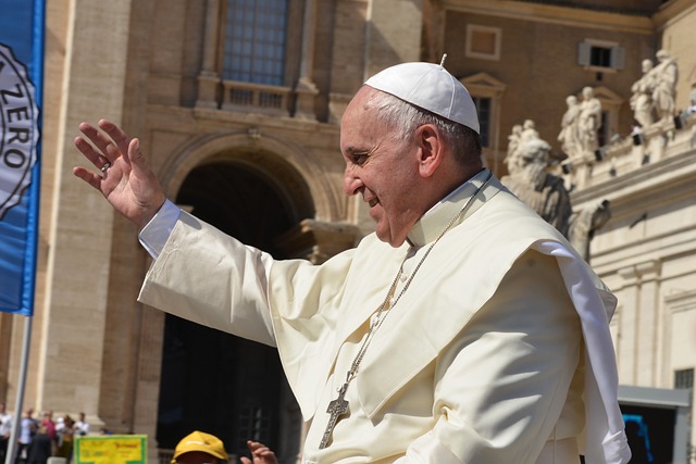 Papa Francesco agli insegnanti: «Colonizzazioni ideologiche distruggono personalità» 1