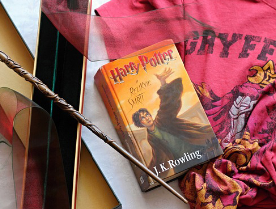 Ennesima crociata Lgbt contro Rowling. Via il suo nome da Harry Potter 1