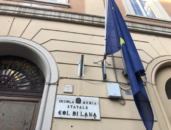 Choc davanti a una scuola di Roma: distribuiti preservativi e cartine ai bambini 1