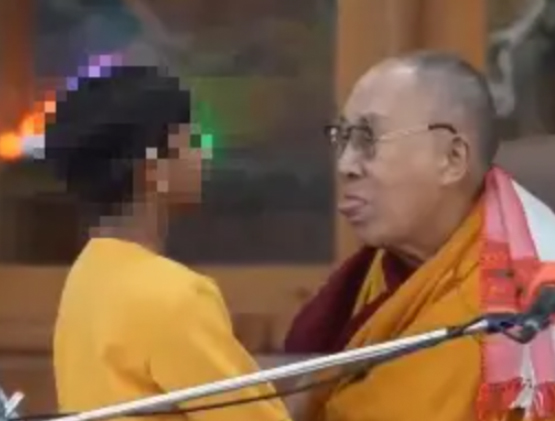 Dalai Lama bacia un bambino. Don Di Noto: «E’ violenza! Mi aspettavo reazioni più dure» 1