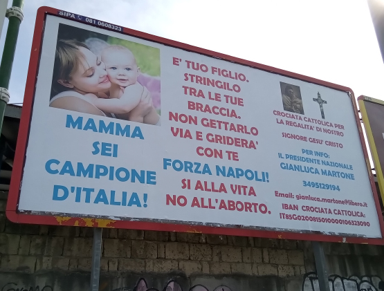 Maxi cartelloni a Napoli. Come lo scudetto si celebra la mamma e la vittoria della vita nascente 1