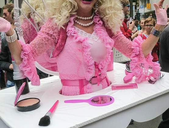 Spettacolo Drag queen in piazza, chi tutela i bambini? 1