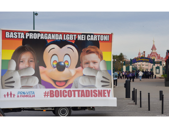 Oggi siamo a Parigi per i 100 anni della Disney: stop propaganda LGBT nei cartoni! 1