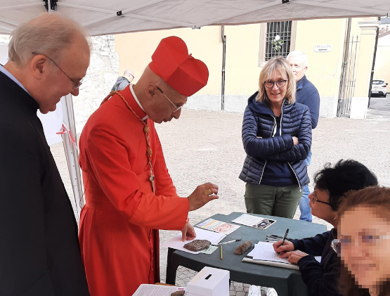 Il cardinale Bagnasco firma la proposta di legge “Un Cuore che batte” 1