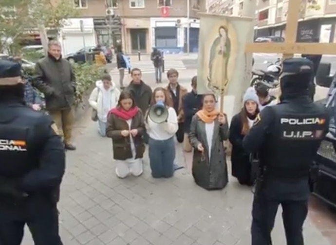 Giovani arrestati in Spagna solo per aver pregato davanti a clinica abortista 1