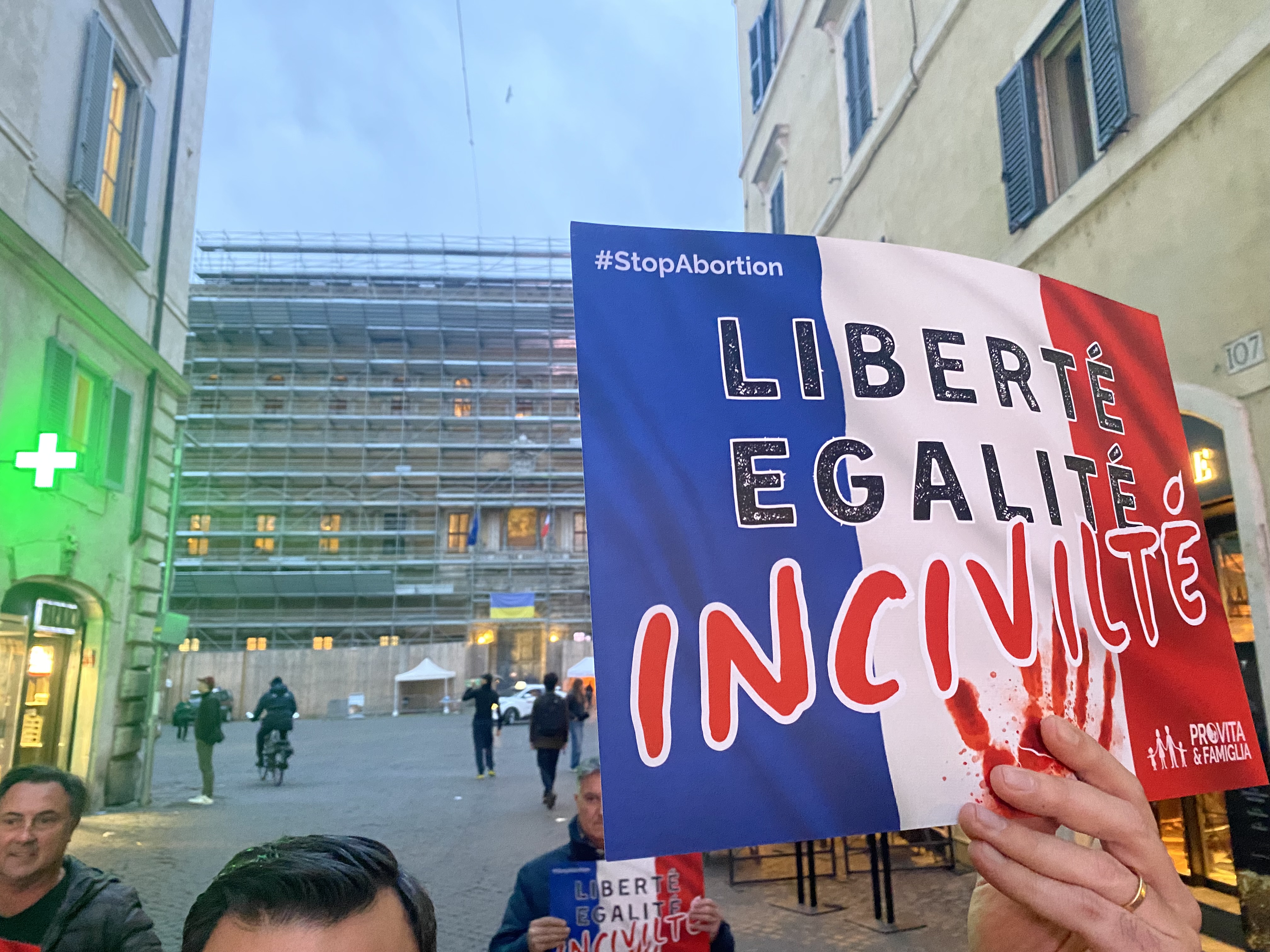 Aborto. Da Macron delirio imperialista. Nostro Flash-mob davanti alle ambasciate francesi 1