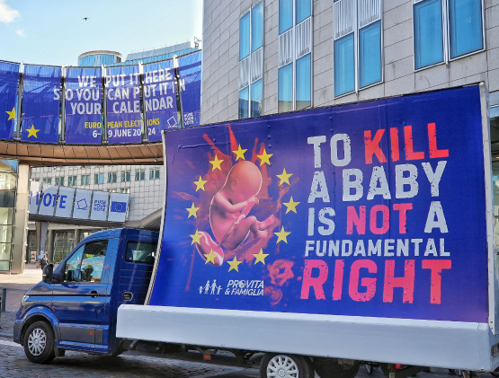 Aborto, Europa. Nostra campagna shock al Parlamento Europeo contro aborto in Carta Diritti UE: «Uccidere un bambino non è un diritto fondamentale» 1