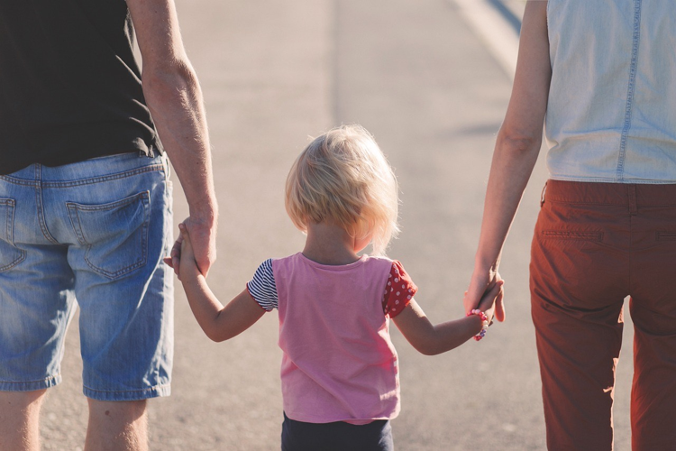 Figli coppie gay. Consulta difenda diritto dei figli a una madre e un padre. Basta imporre Agenda LGBT nei Tribunali 1