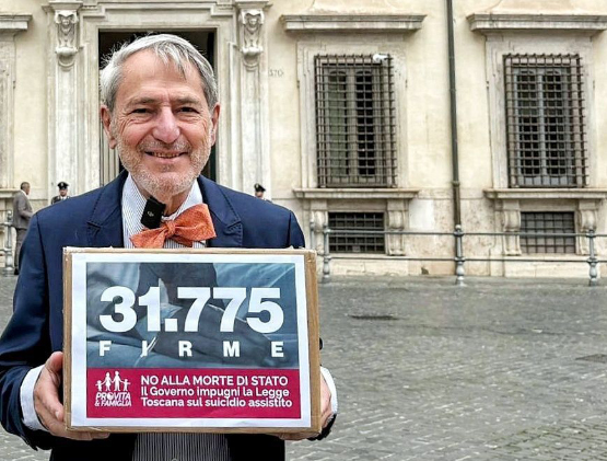 Pro Vita & Famiglia ha consegnato più di 30.000 firme a Palazzo Chigi contro legge Toscana sul fine vita 1