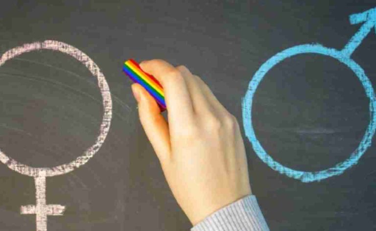 Scuola. Inizia iter legge su consenso informato: sarebbe legge storica contro gender. E intanto bene Valditara su smartphone 1
