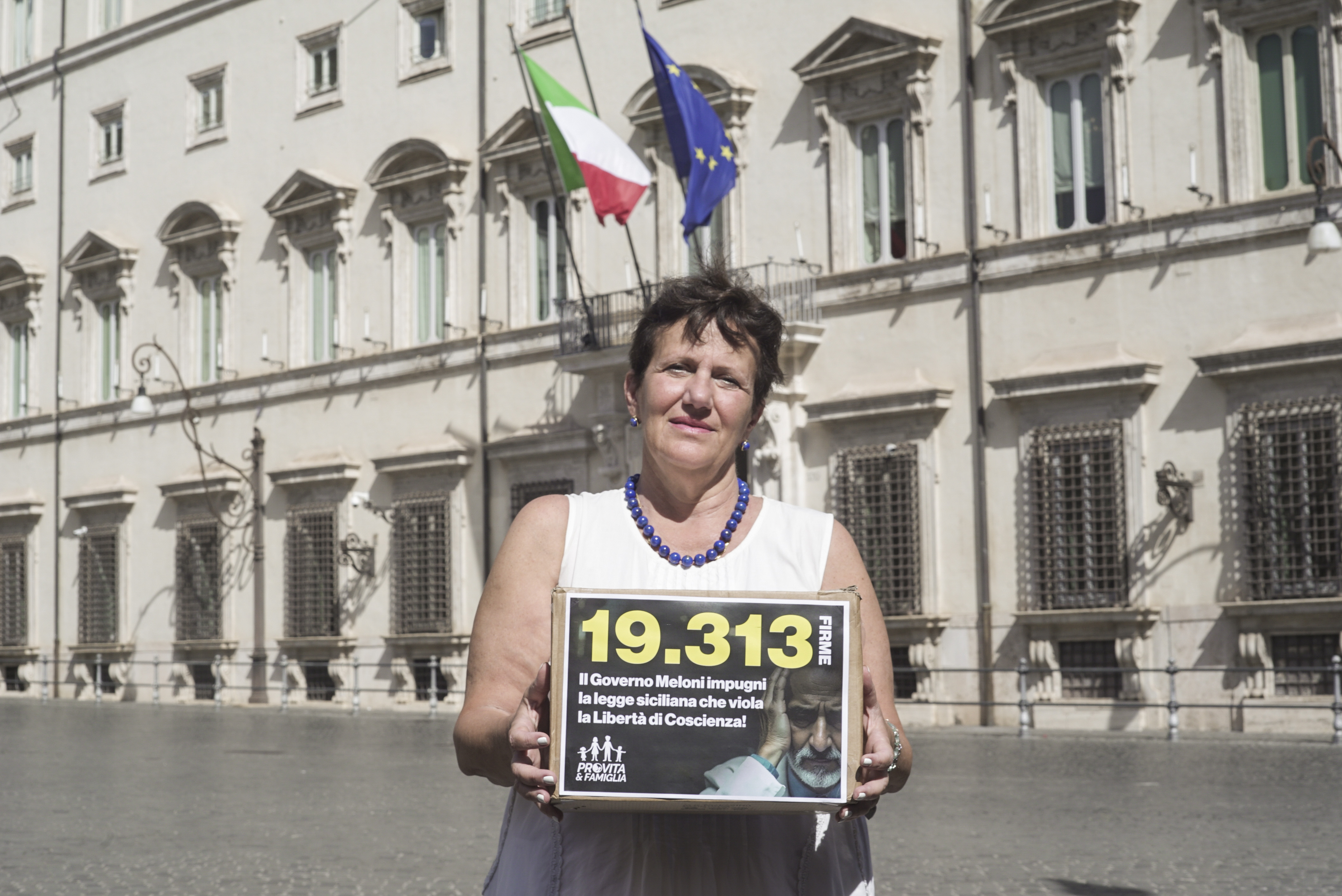 Abbiamo consegnato oltre 19.000 firme al Governo contro la legge siciliana anti-medici obiettori 1