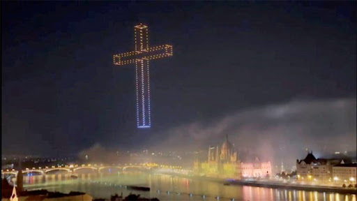 croce in cielo per i 1000 anni di Ungheria cristiana