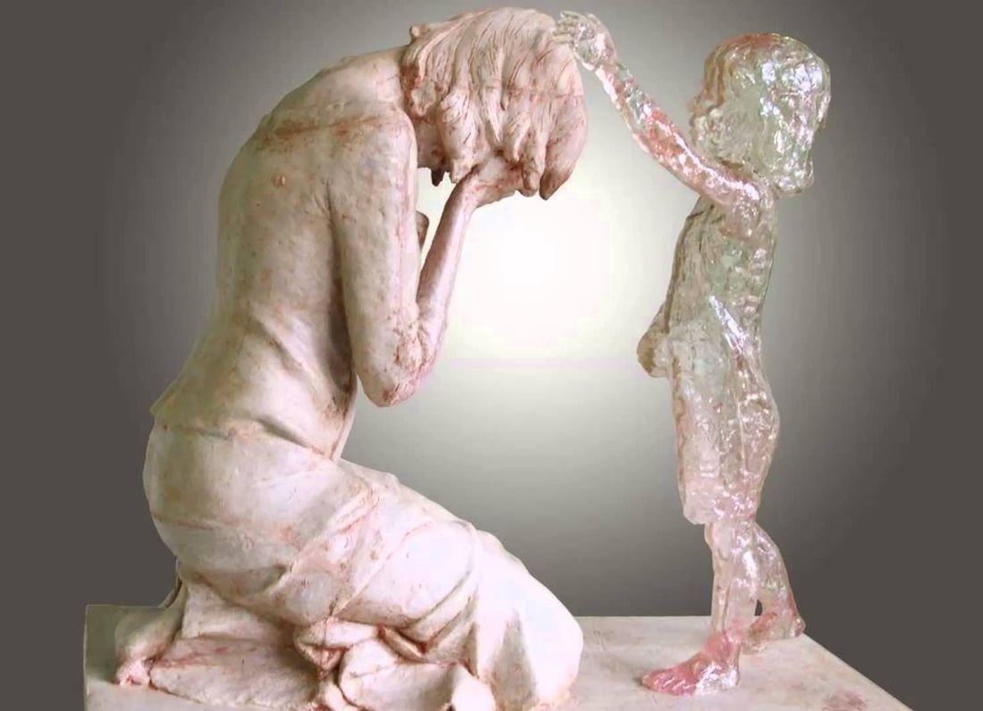 Monumento post aborto Slovacchia madre in ginocchio bambino che guarisce
