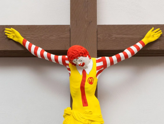 Rimandata, non cancellata, la mostra blasfema con McDonald crocifisso 1