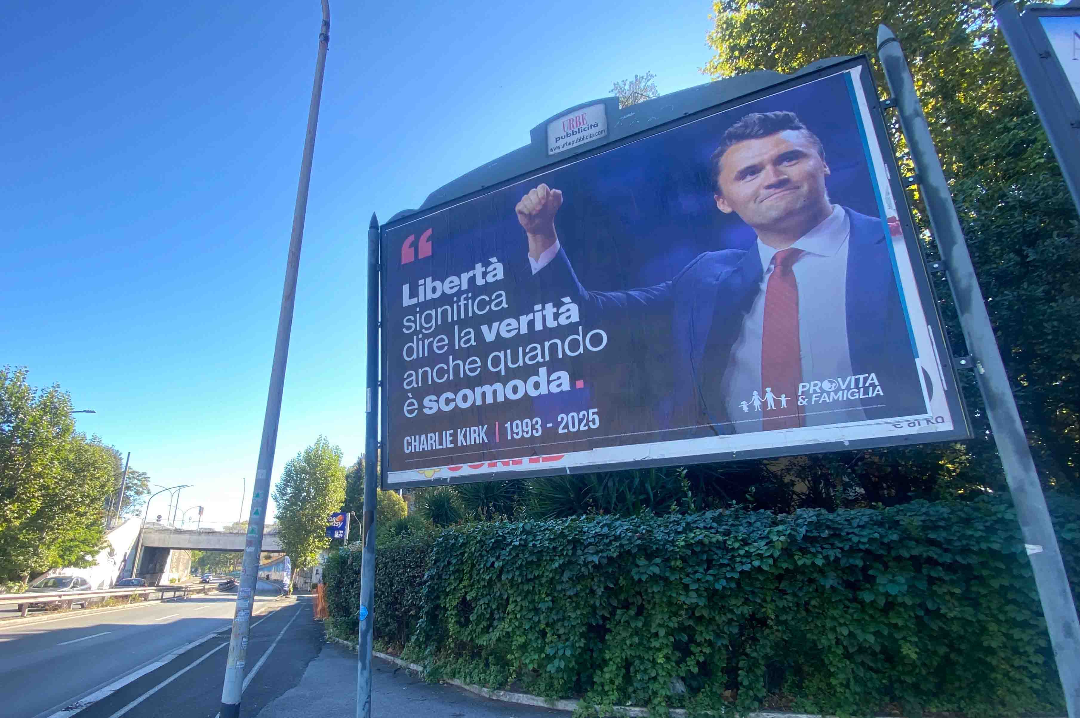 I nostri manifesti su Charlie Kirk a un mese dalla morte. Pronte 25.000 firme al Governo per libertà di espressione 1