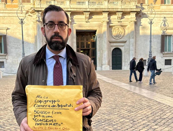 Pro Vita & Famiglia ha consegnato 50.000 firme alla Camera a favore del Ddl Valditara sul consenso informato 1