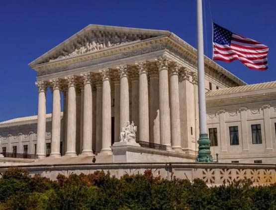 «Mia figlia cambiava sesso a scuola e non lo sapevo». Storica sentenza della Corte Suprema USA difende la libertà educativa dei genitori 1