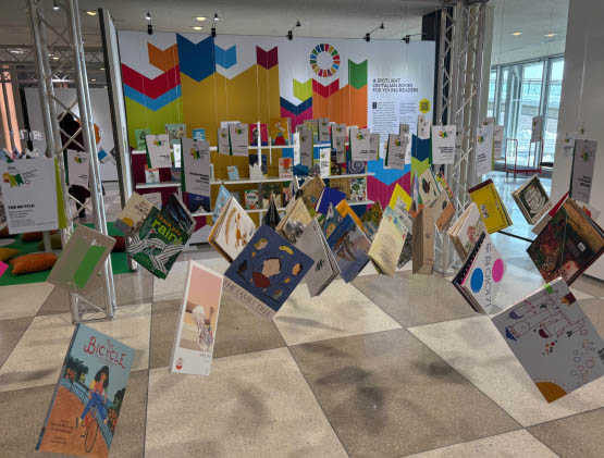 Libri per bambini con nudi, poliamore e utero in affitto: la Fiera di Bologna li promuove all'ONU 1