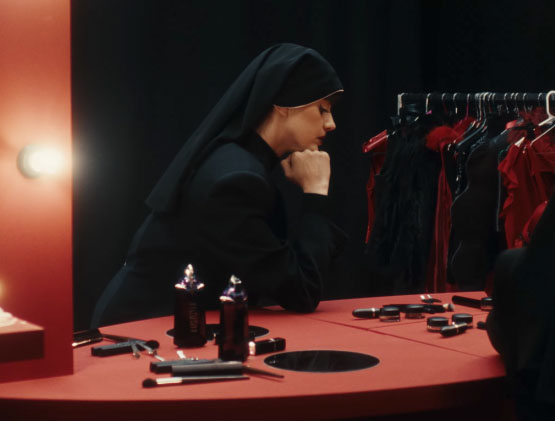 «Suora o pornodiva». La nuova canzone che irride i cattolici, ma perché nessuno si indigna? 1