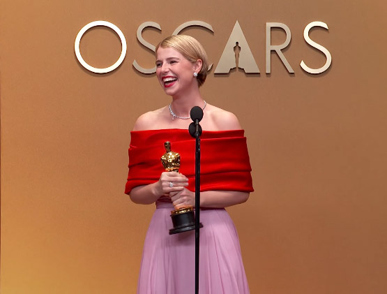 La grande testimonianza sulla maternità del premio Oscar Jessie Buckley 1