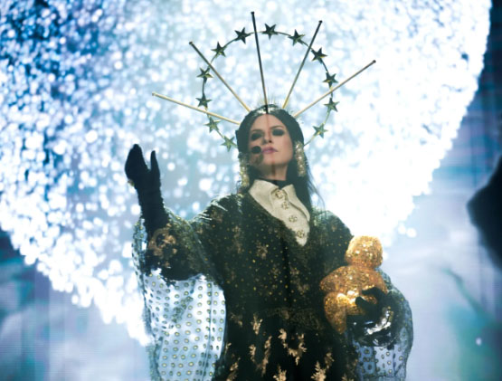 Laura Pausini scimmiotta sul palco la Vergine Maria? 1
