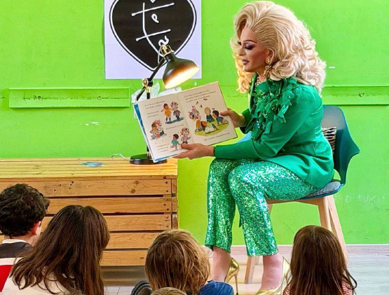 A Napoli l’indottrinamento ai bambini con la drag queen già in passato “ospite” di un liceo 1
