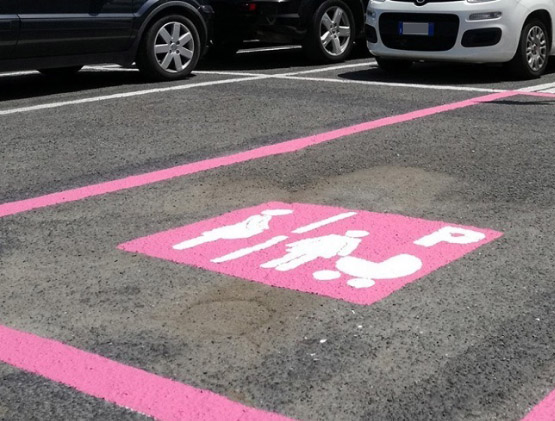 Le politiche familiari passano anche per i parcheggi per le mamme e i papà. Accade in provincia di Bologna 1