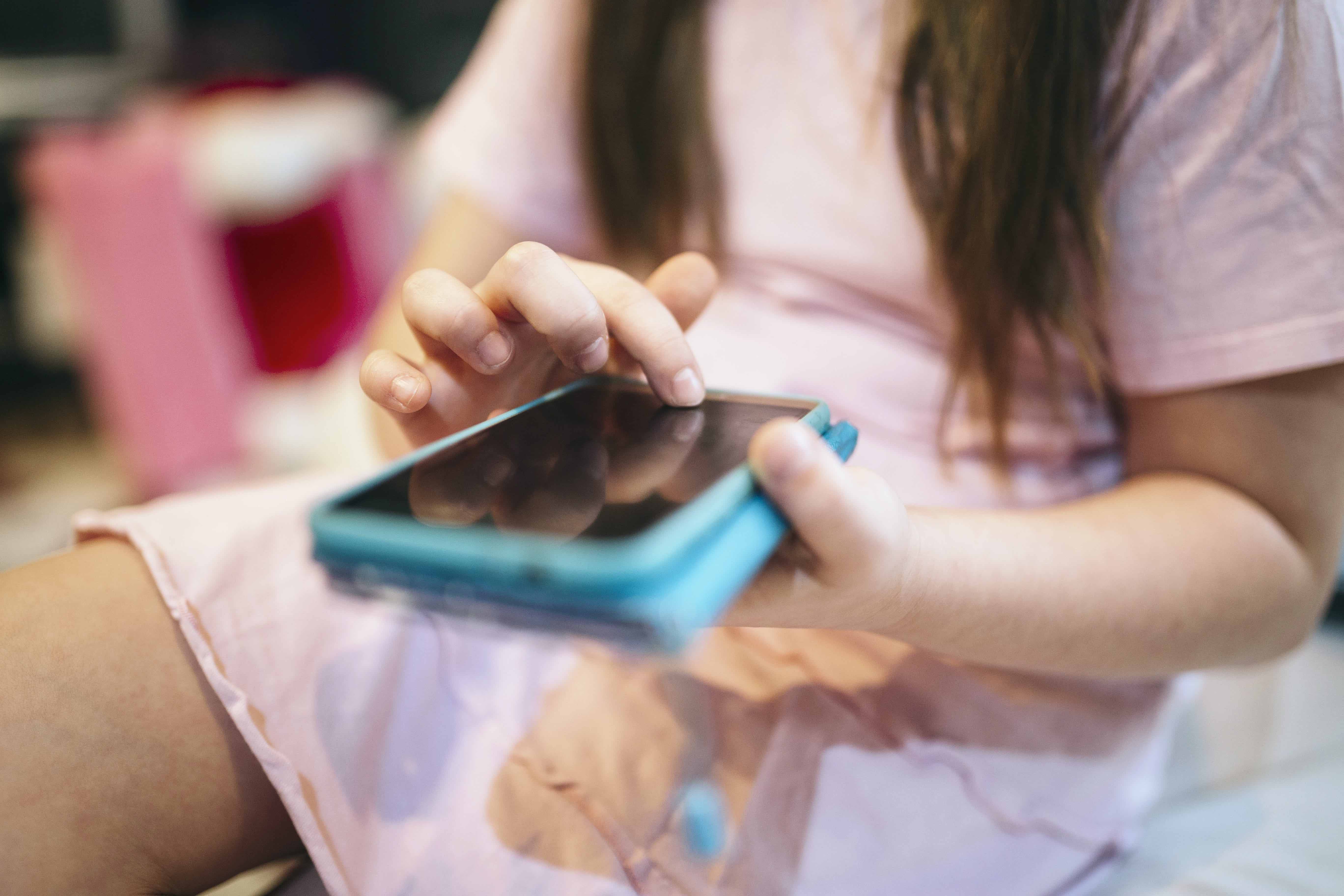 Minori e social. Il Regno Unito corre ai ripari contro i contenuti espliciti per bambini 1